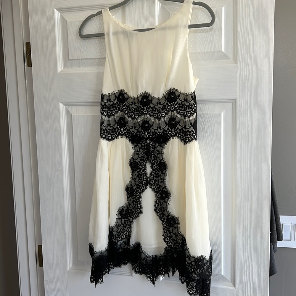 White silk chiffon w black lace trim BEBE size 6. High neck and back. back zip